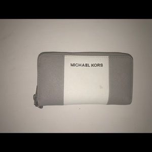 MICHAEL KORS Wristlet Gray and White
